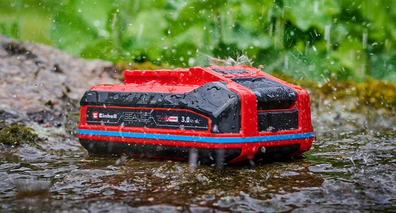 the Einhell SEALED Power X-Change battery in the rain