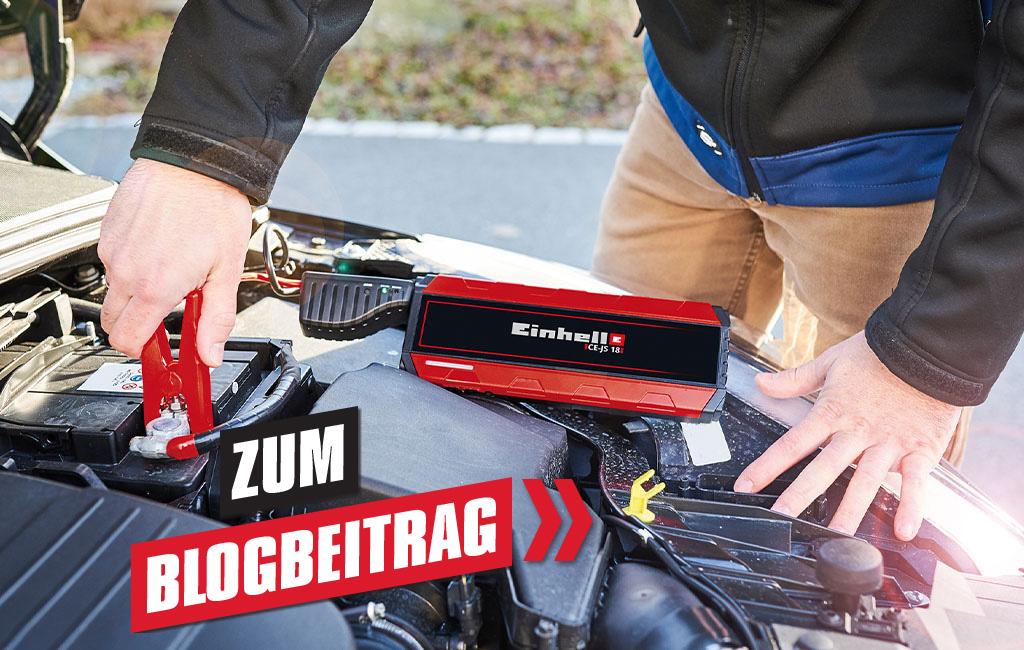 Eine Person nutzt eine Einhell Jump-Start - Power Bank, um ein Auto zu starten, mit der Beschriftung "Zum Blogbeitrag" im Vordergrund.