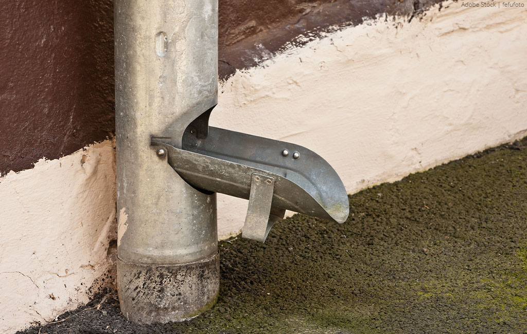 An open cleaning flap on the downpipe provides easy access to the inside of the pipe.