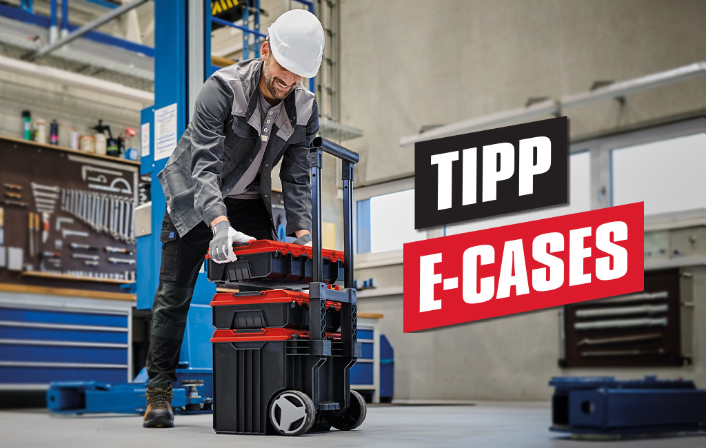 ein Mann stapelt Einhell E-Cases zum Einhell E-Case Tower