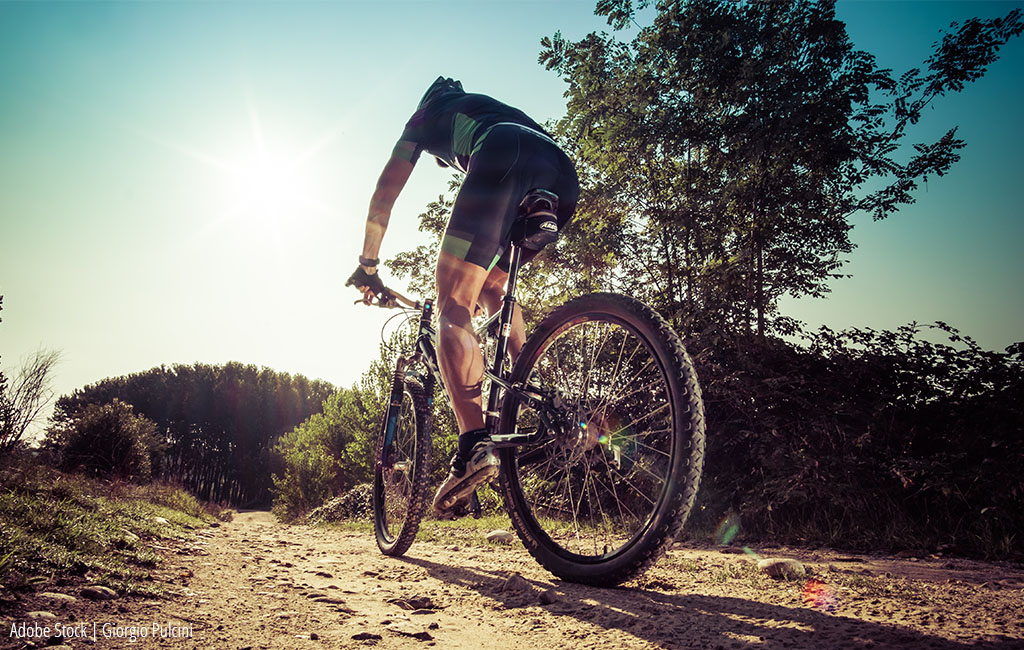 ein Mann fährt mit einem Mountain Bike