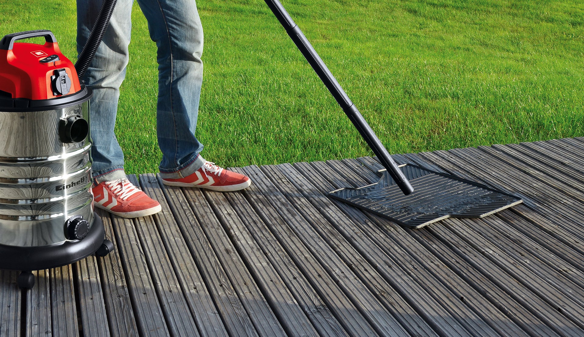 Wet-dry vacuums are also suitable for cleaning floor mats.