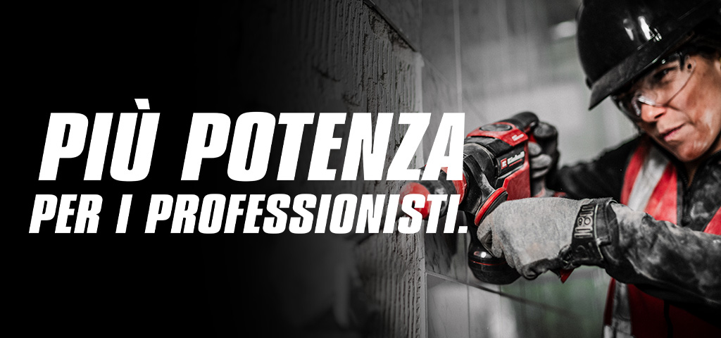 Una persona con occhiali di sicurezza e casco utilizza un trapano rosso su una parete, con il testo "Più potenza per i professionisti".